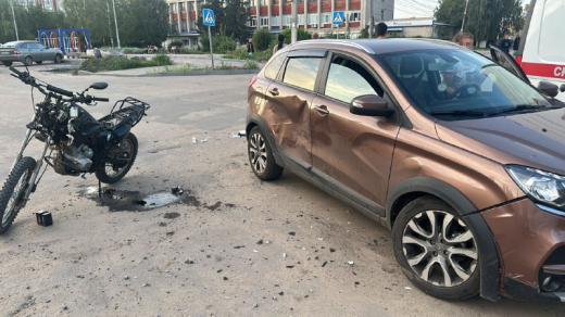 Трое детей пострадали при столкновении легковушки и мотоцикла под Воронежем