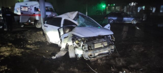 В Воронежской области Hyundai Solaris влетел в фонарь: погиб пассажир
