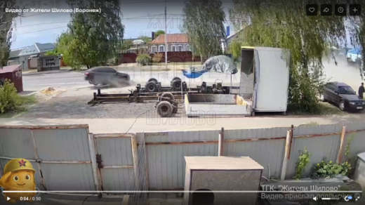 В Воронеже легковушка чуть не сбил остановку, где стояла женщина