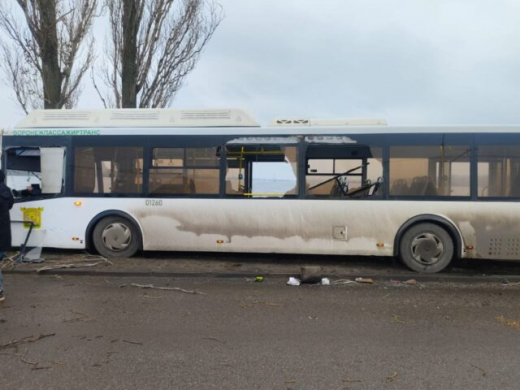 В Воронеже на Чернавском мосту столкнулись КамАЗ и автобус с 60-ю пассажирами