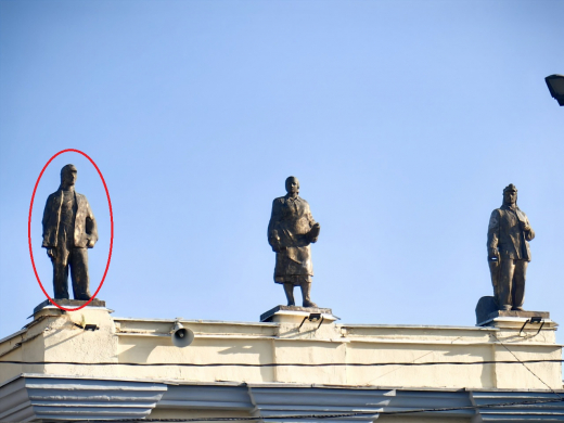 «Похож на истукана с острова Пасхи»: воронежец поближе рассмотрел статуи на здании ж/д вокзала