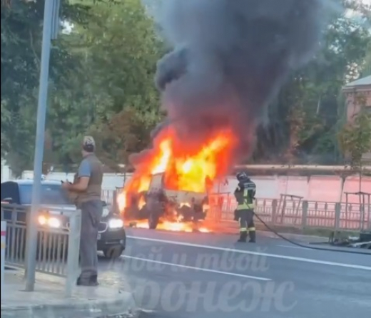 Горящий автомобиль попал на видео в Ленинском районе Воронежа