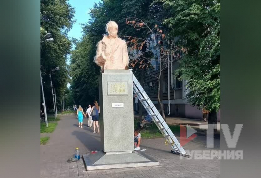В Воронеже бюст Сергею Есенину облепили силиконом