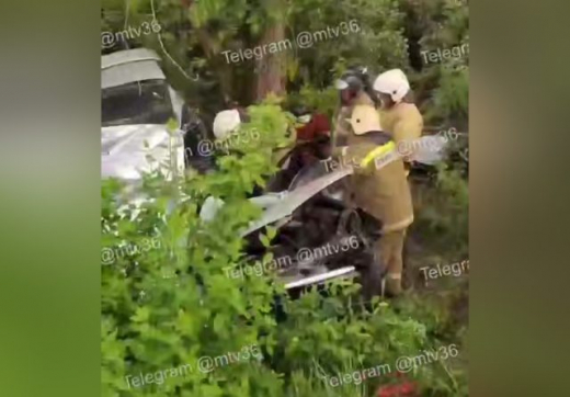 Машина превратилась в груду искорёженного металла в жутком ДТП у воронежского Машмета