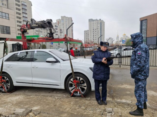 Жительница Воронежа полтора дня пряталась в Audi Q8 от судебных приставов