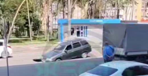 В Воронеже автомобиль повис на краю дорожной пропасти