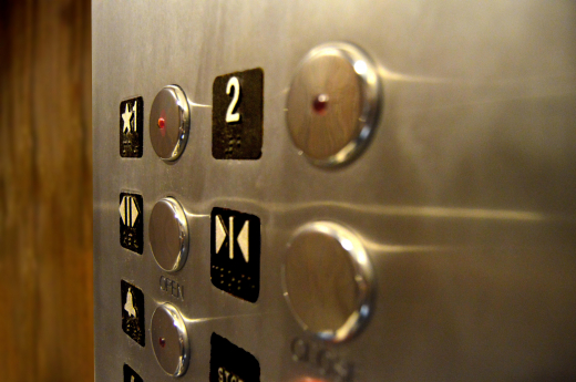 До 2025 года в Воронежской области заменят более двух тысяч ветхих лифтов