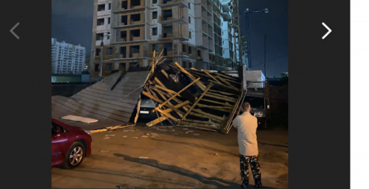 В Воронеже крыша бытовки обрушилась на машину из-за урагана