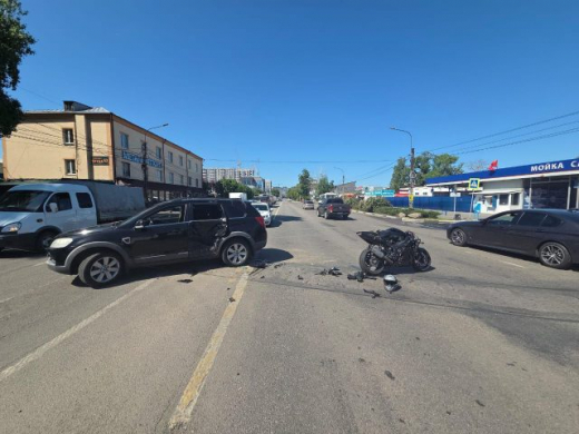 Мотоциклиста увезла скорая после жесткого ДТП в Воронеже