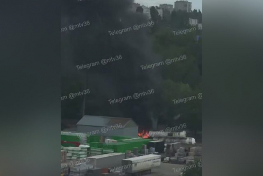 Столб чёрного дыма и языки пламени на промышленной площадке напугали воронежцев