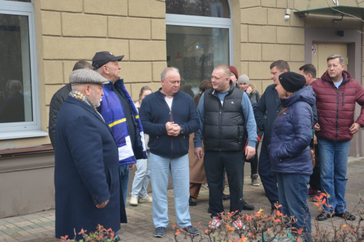 Депутаты всех фракций высадили аллею кленов у парка «Орленок» в Воронеже