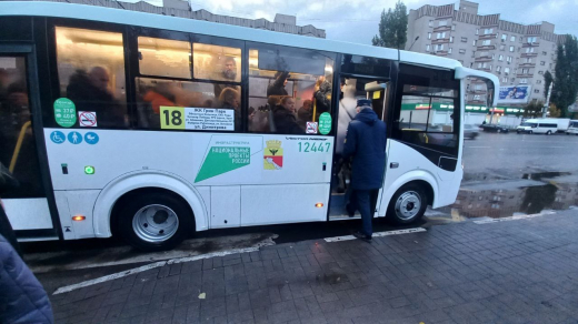«Интервалы увеличились и салон забит». Воронежцы пожаловались на новые автобусы на популярном маршруте