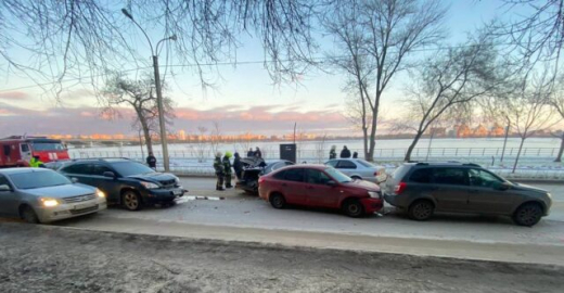 В Воронеже столкнулись 6 машин: пострадали два человека