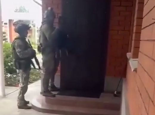 Опубликовано видео штурма дома совладельца скандального рынка в Воронеже