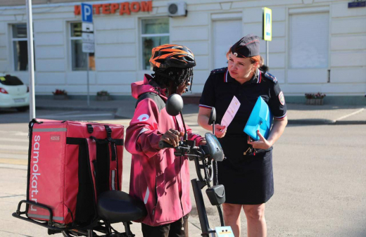 В Воронеже самокатчиков массово останавливают полицейские