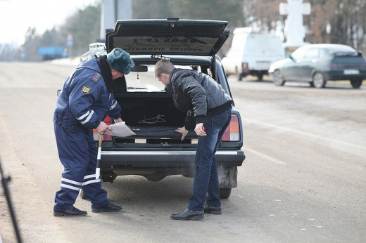 В Курской и Белгородской областях разрешили досматривать автомобили на наличие оружия и взрывчатки