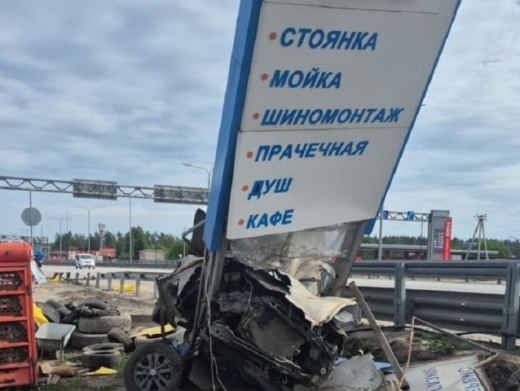 Внедорожник снес баннер под Воронежем