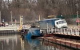 Очевидцы показали последствия падения грузовика с моста в Воронежской области