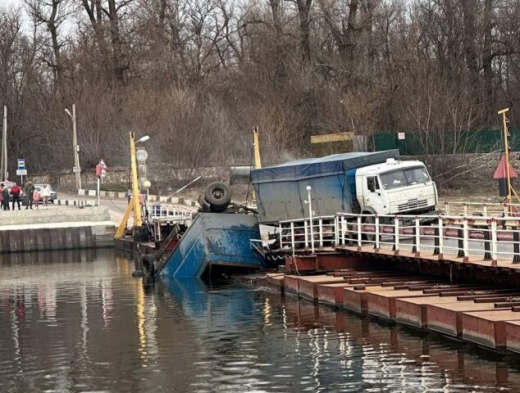 Очевидцы показали последствия падения грузовика с моста в Воронежской области