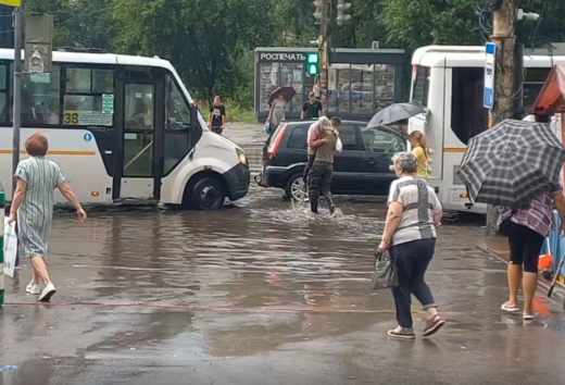 Благородный поступок воронежца во время ливня сняли на видео