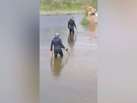 Водолазы с металлоискателями исследуют дно Усманки в Воронеже