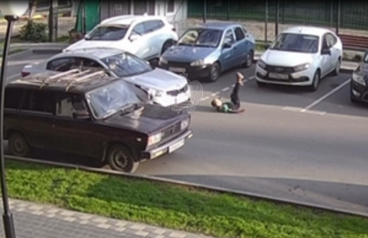 В Воронеже мальчик попал под машину, испугавшись собаки