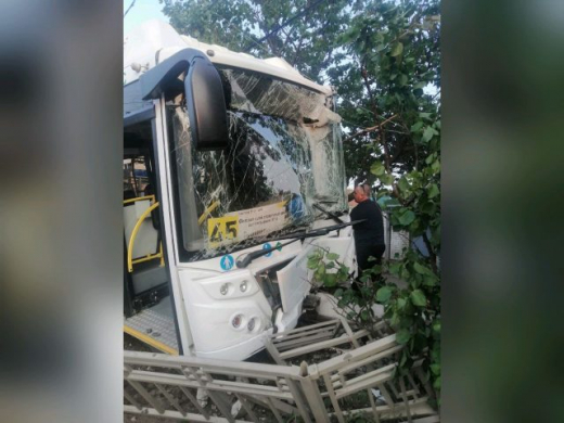 Автобус влетел в остановку в Воронеже: 7 человек пострадали
