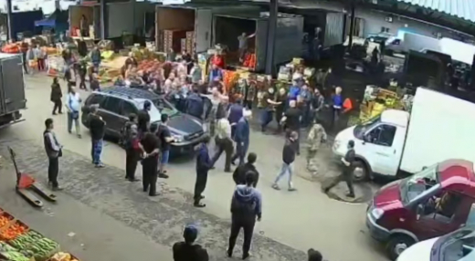 Разборку в духе 90-х засняли на видео на Алексеевском рынке в Воронеже