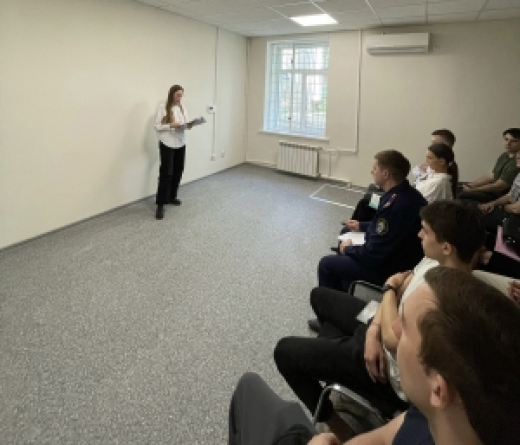 В Воронеже руководитель следственного отдела провел занятие по патриотическому воспитанию молодежи