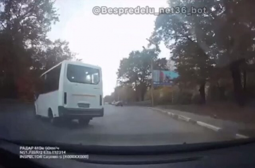 Водитель воронежской маршрутки получил штраф за разворот через двойную сплошную