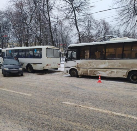 LADA Granta сбила пешехода и столкнулась с двумя автобусами в центре Воронежа