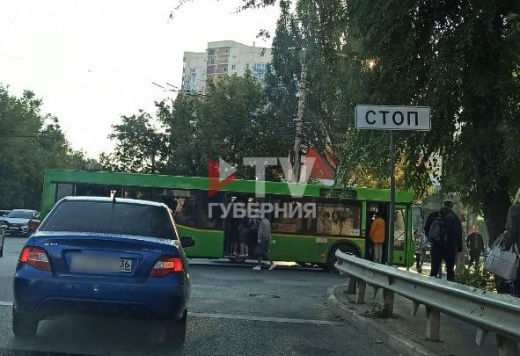 Воронежцы пожаловались на стихийно возникшую остановку маршруток прямо на перекрёстке