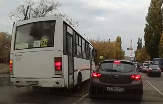 Воронежцы пожаловались на водителя автобуса, который выехал на встречку