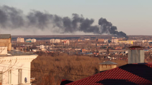Беспилотник вышел на Курск // Атака БПЛА на курский аэродром впервые достигла цели