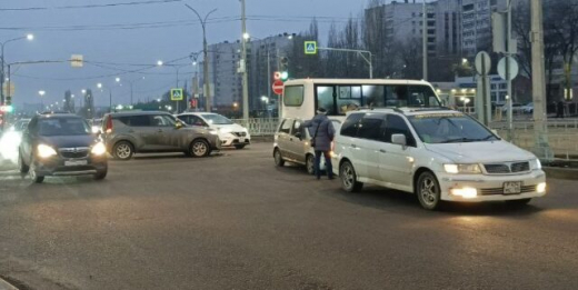 В Воронеже движение на оживлённой улице встало из-за ДТП