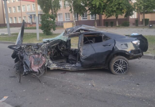 Toyota влетела в дерево в Воронеже: 18-летний водитель умер в больнице
