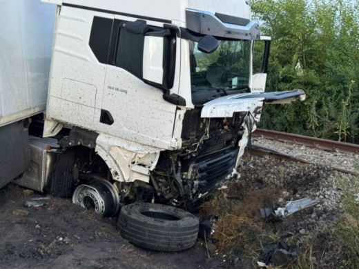 MAN и Porsche столкнулись в Воронеже: большегруз снёс опору с дорожными знаками