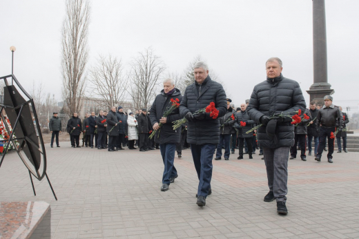 Александр Гусев почтил память погибших в бояхза освобождение Воронежа