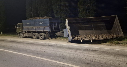 Кроссовер засыпало свеклой во время движения на воронежской трассе