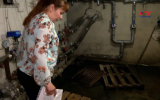 Жители трёхэтажки в Воронеже пожаловались на переполненную мусорку и протекающую канализацию