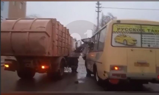 Металлическая стрела мусоровоза задела ПАЗик в Воронежской области: пострадала пассажирка