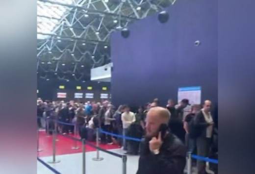 Массовая отмена рейсов в российских аэропортах: ожидание растянулось на сутки