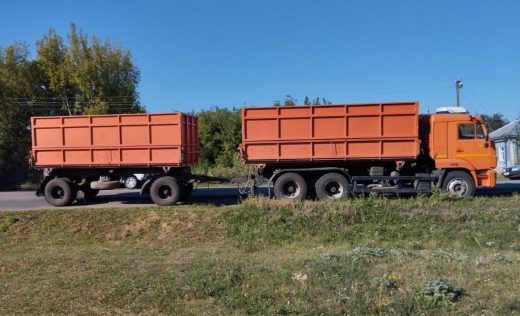 Пенсионер на мопеде врезался в «КамАЗ» в воронежском селе и погиб