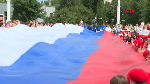 В честь Дня России в центре Воронежа растянули 100-метровый триколор