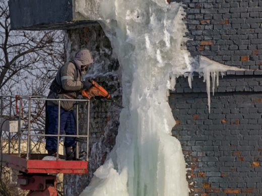 Замёрзший водопад на старинной башне в Воронеже убрали после публикации «TV Губернии»