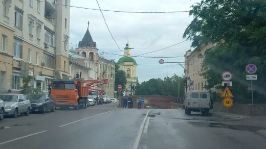 Дорогу под Каменным мостом в Воронеже перекрыли