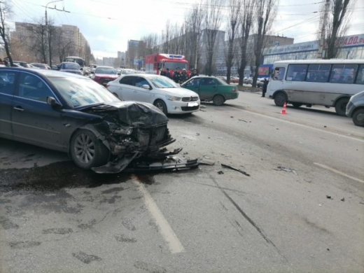 Женщина погибла в массовой аварии на Ленинском проспекте в Воронеже