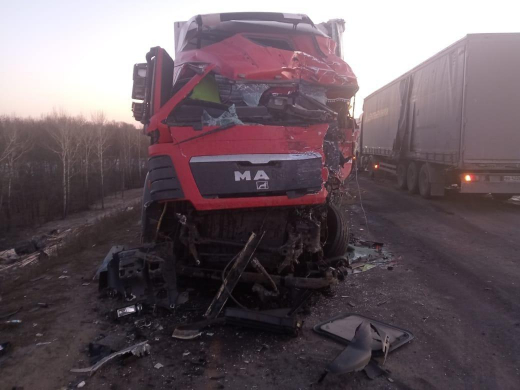 Два водителя пострадали в столкновении 3 грузовиков в Воронежской области