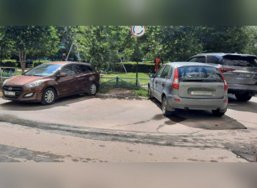 В Коминтерновском районе Воронежа не могут устранить утечку воды из-за припаркованных авто