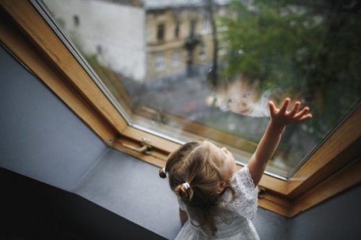 4-летняя девочка выпала из окна под Воронежем